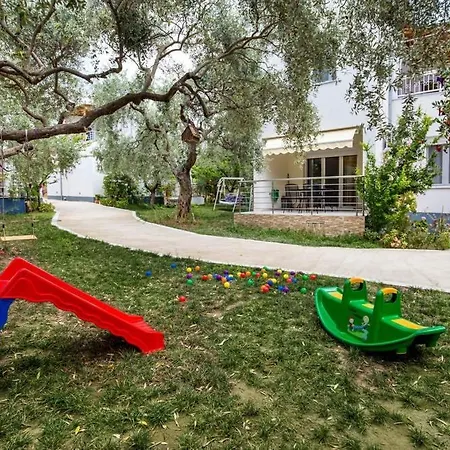 Semesterbostad Koula 2-dimos Potos